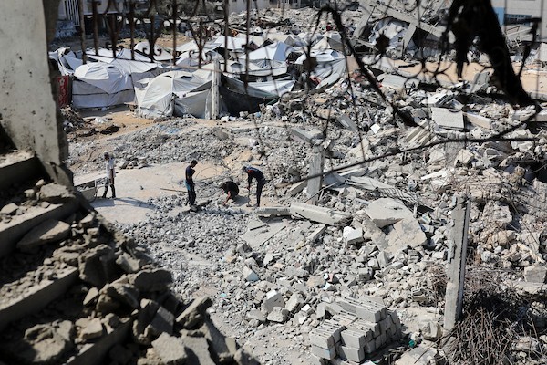 عمال فلسطينيون يزيلون أنقاض منزل دُمر في غارة إسرائيلية خلال الحرب في حي الرمال بمدينة غزة، في 14 سبتمبر/أيلول 2026. تصوير: بلال أسامة.