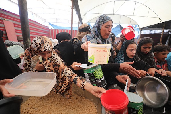 فلسطينيون نازحون، بينهم أطفال، يتجمعون للحصول على وجبات ساخنة في مخيم النصيرات وسط قطاع غزة، في 19 أيلول/ سبتمبر 2026. (تصوير: حسن الجدي)