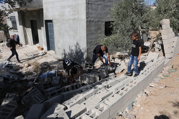 فلسطينيون يتفقدون منزلهم المدمر وأشجار الزيتون المحيطة به في قرية بورين، بالقرب من مدينة نابلس بالضفة الغربية، في 16 سبتمبر، 2026، بعد هجوم شنه مستوطنون. تصوير محمد ناصر