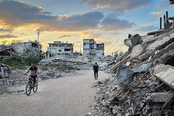 فلسطينيون نازحون يواصلون حياتهم اليومية داخل مدرسة متضررة في جباليا، شمال قطاع غزة، في 27 سبتمبر/أيلول 2026، وسط أزمة سكن وتعليم متواصلة. صورة: هادي داود