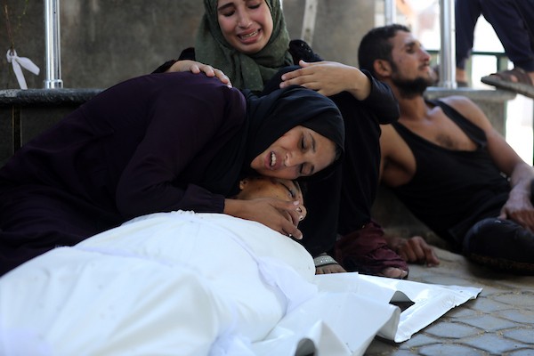 ودّع فلسطينيون جثمان المراهق إسماعيل الهرش في مستشفى الشفاء بمدينة غزة بعد استشهاده بنيران الجيش الإسرائيلي في شارع الهوجا شرق جباليا شمال قطاع غزة، في 2 سبتمبر/أيلول 2026. (صورة: بلال أسامة)