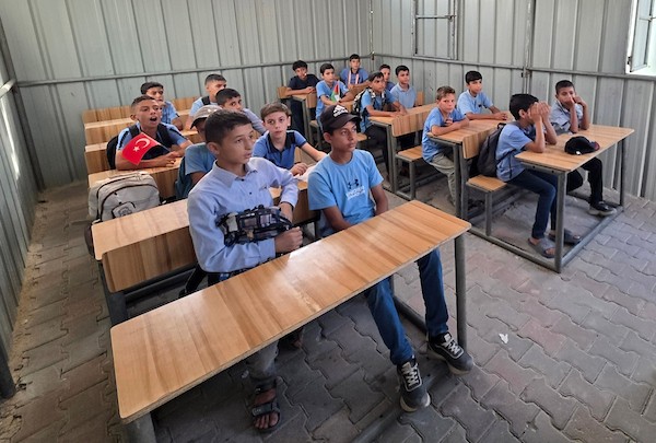 طلبة فلسطينيون يباشرون عامهم الدراسي الجديد داخل خيام وفصول مؤقتة مصنوعة من الصفيح في خان يونس جنوب قطاع غزة، في 19 أيلول/ سبتمبر 2026. (تصوير: طارق محمد)