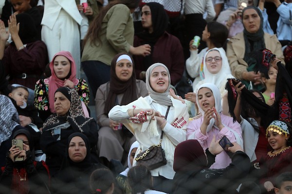 عرسان يشاركون في حفل زفاف جماعي ضم 44 زوجًا في مدينة دورا قرب الخليل، في 26 سبتمبر/أيلول 2026. تصوير: مأمون وزواز.