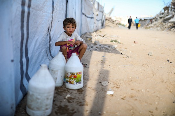 فلسطينيون نازحون يمارسون أنشطتهم اليومية داخل خيام نُصبت قرب منازلهم المدمرة في حي الزيتون، جنوب مدينة غزة، في 28 سبتمبر/أيلول 2026. (صورة: بلال أسامة)