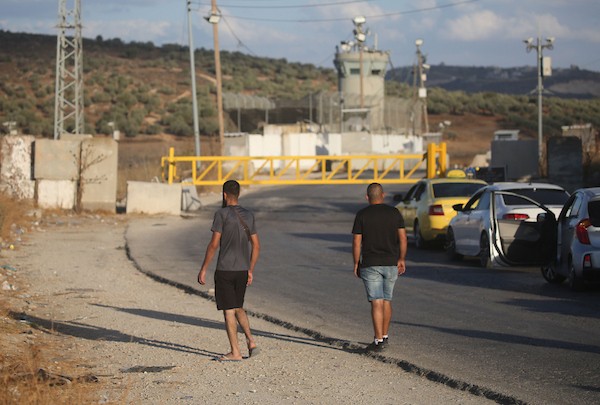 فلسطينيون ينتظرون عند حاجز بيت فوريك العسكري الإسرائيلي شرق نابلس، في الضفة الغربية، في 18 سبتمبر/أيلول 2026. صورة: محمد ناصر