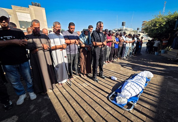 فلسطينيون يودّعون جثمان الطفل محمد سيف الدين الشخريتي، 8سنوات، داخل مجمع ناصر الطبي في خانيونس، في 27 سبتمبر/أيلول 2026. صورة: طارق محمد
