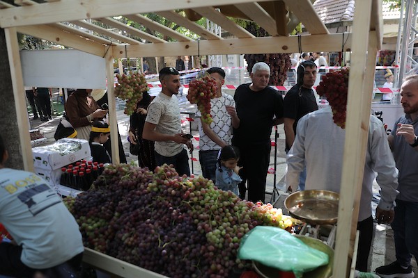 مزارعون وسكان فلسطينيون يشاركون في مهرجان «أيام العنب الخليلي» في البلدة القديمة بمدينة الخليل، في 26 سبتمبر/أيلول 2026. تصوير: مأمون وزوز.
