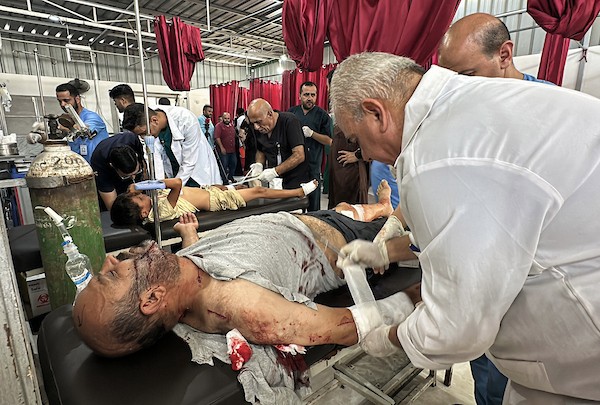 يُعالج المسعفون عدداً من الفلسطينيين الجرحى، معظمهم من الأطفال، في مستشفى العودة بمخيم النصيرات للاجئين، وسط قطاع غزة، في 16 سبتمبر/أيلول 2026.صورة: حسن الجدي