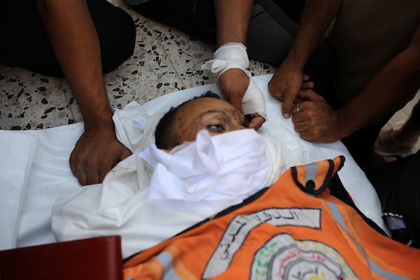 فلسطينيون يودّعون جثمان عنصر الدفاع المدني شريف لبد في مستشفى الشفاء بمدينة غزة، في 15 أيلول/سبتمبر 2026. تصوير: محمد صالحة