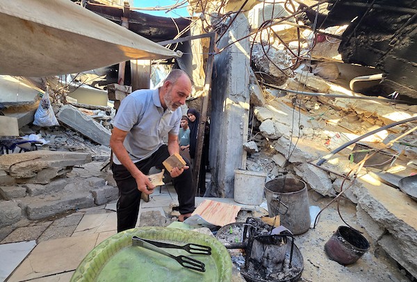 عائلات فلسطينية تعيش بين أنقاض مبانٍ متضررة ومهددة بالانهيار في خان يونس، جنوب قطاع غزة، في 17 سبتمبر/أيلول 2026. (تصوير: طارق محمد)