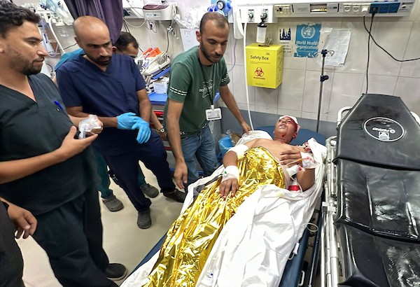نقل مسعفون طفلين مصابين إلى قسم الطوارئ في مجمع ناصر الطبي بخان يونس، جنوب قطاع غزة، في 12 سبتمبر/أيلول 2026.صورة: طارق محمد