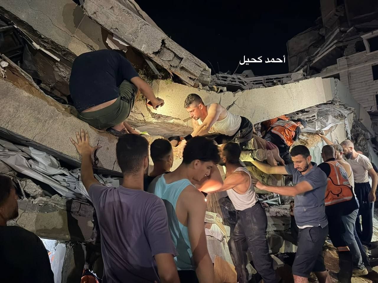 شهداء وجرحى اثر انهيار مبنى سكني متصدع من قصف الاحتلال جنوب مدينة غزة 1.jpg