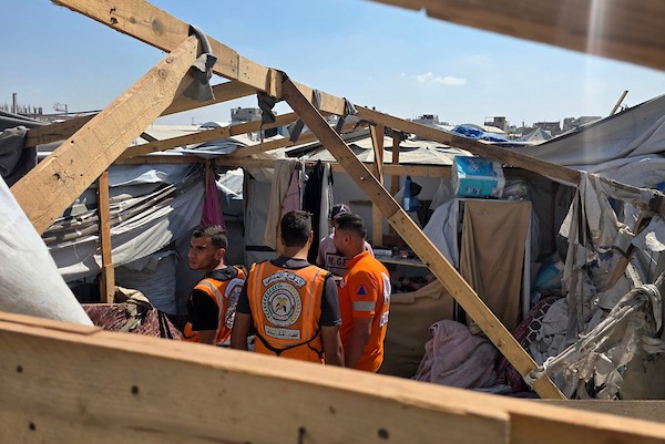 يتفقد فلسطينيون موقع غارة إسرائيلية استهدفت خيمة تؤوي نازحين في منطقة المواصي بمحافظة خان يونس، جنوب قطاع غزة، في 14 سبتمبر/أيلول 2026. (صورة: طارق محمد)