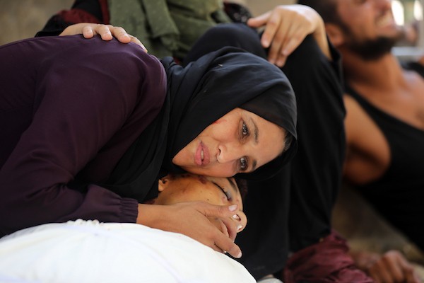 ودّع فلسطينيون جثمان المراهق إسماعيل الهرش في مستشفى الشفاء بمدينة غزة بعد استشهاده بنيران الجيش الإسرائيلي في شارع الهوجا شرق جباليا شمال قطاع غزة، في 2 سبتمبر/أيلول 2026. (صورة: بلال أسامة)