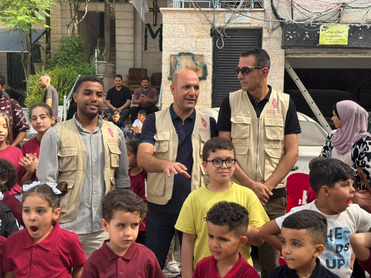 بنك فلسطين يحتفي بعودة طلبة غزة إلى الدراسة بعد 3 أعوام.jpg