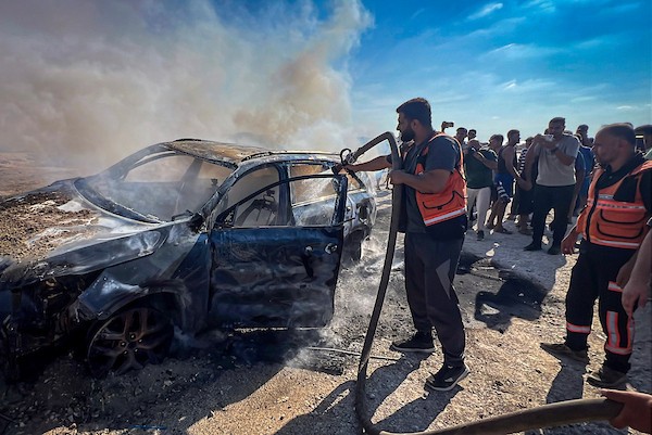 ألسنة اللهب والدخان تتصاعد من مركبة استهدفتها غارة إسرائيلية على طريق الرشيد جنوب غربي مدينة غزة، في 24 سبتمبر/أيلول 2026.  تصوير: هادي داود