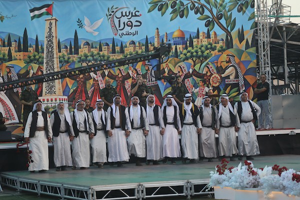 عرسان يشاركون في حفل زفاف جماعي ضم 44 زوجًا في مدينة دورا قرب الخليل، في 26 سبتمبر/أيلول 2026. تصوير: مأمون وزواز.