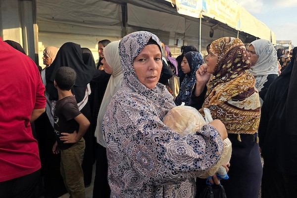 اصطف فلسطينيون أمام نقطة توزيع خبز في خان يونس، جنوب قطاع غزة، في 8 سبتمبر/أيلول 2026.صورة: طارق محمد