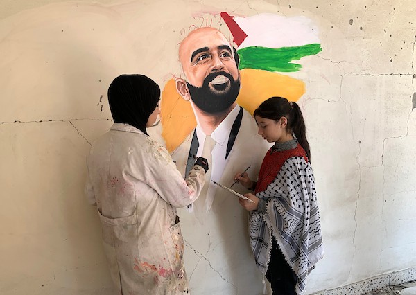 الفنانة الفلسطينية أسيل نسمان ترسم عملًا فنيًا على أنقاض منازل مدمرة في قطاع غزة، في 24 سبتمبر/أيلول 2026. (صورة: محمد صالحة)