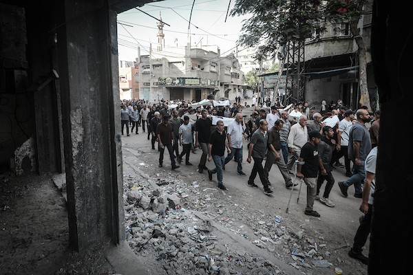 فلسطينيون يشاركون في جنازة عشرة من أفراد عائلة الثوابتة في مخيم البريج للاجئين وسط قطاع غزة، في 29 سبتمبر/أيلول 2026، بعد انتشال جثامينهم.(صورة: معز صالحي)