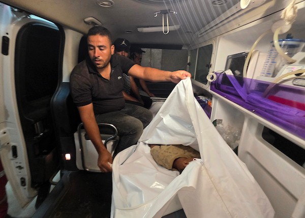 مسعفون يحملون جثمان الطفل محمد سيف الدين الشخريتي (8 أعوام) إلى مجمع ناصر الطبي في خان يونس، في 26 سبتمبر/أيلول 2026. تصوير: طارق محمد.