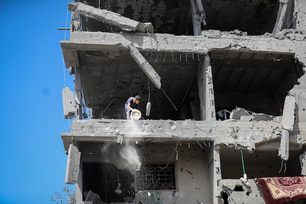 يتفقد فلسطينيون الأضرار التي لحقت بمنزل عائلة كريم في حي التفاح، شرق مدينة غزة، عقب غارة إسرائيلية استهدفته في 22 سبتمبر/أيلول 2026.(صورة: بلال أسامة)