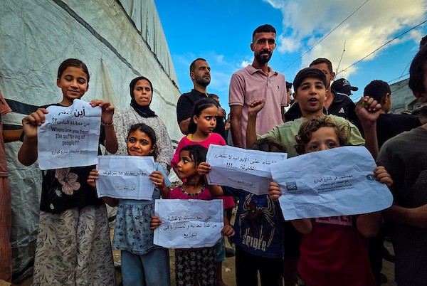 فلسطينيون يشاركون في مظاهرة على ساحل مواصي خان يونس، جنوب قطاع غزة، في 29 سبتمبر/أيلول 2026. (صورة: طارق محمد)