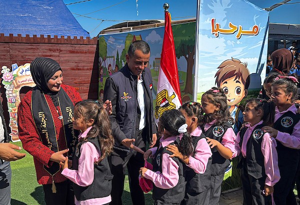 طلاب فلسطينيون خلال افتتاح مدرسة مخصصة للأيتام برعاية اللجنة المصرية لإغاثة أهالي غزة في دير البلح وسط قطاع غزة، في 20 سبتمبر/أيلول 2026. (صورة: أحمد إبراهيم)
