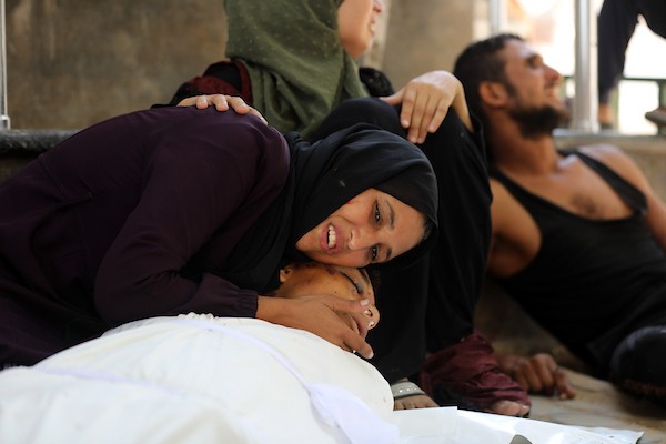 ودّع فلسطينيون جثمان المراهق إسماعيل الهرش في مستشفى الشفاء بمدينة غزة بعد استشهاده بنيران الجيش الإسرائيلي في شارع الهوجا شرق جباليا شمال قطاع غزة، في 2 سبتمبر/أيلول 2026. (صورة: بلال أسامة)