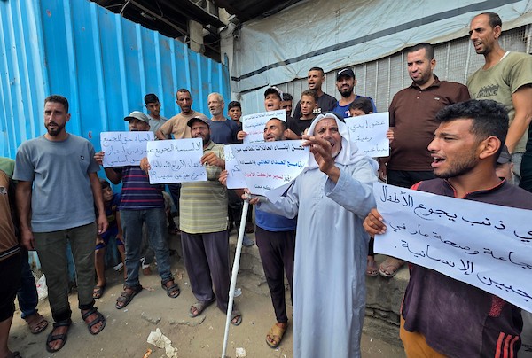تظاهر نازحون في خان يونس، جنوب قطاع غزة، في 3 سبتمبر/أيلول 2026، احتجاجًا على خفض برنامج الأغذية العالمي لحصص الخبز المخصصة لسكان المنطقة.(صورة: طارق محمد)