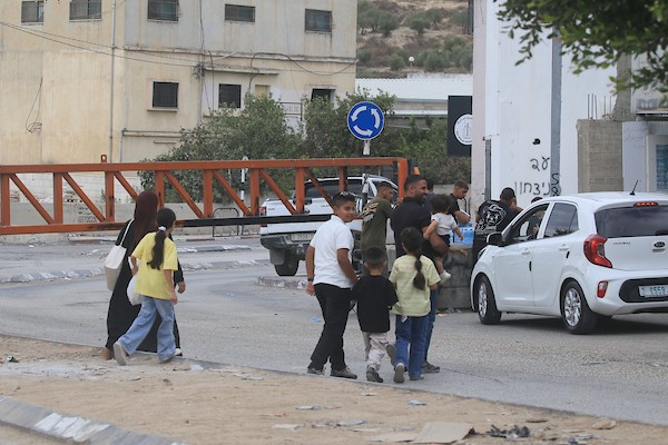 يعبر فلسطينيون بوابة حديدية غرب مدينة نابلس بالضفة الغربية في 28 سبتمبر/أيلول 2026.(صورة: محمد ناصر)