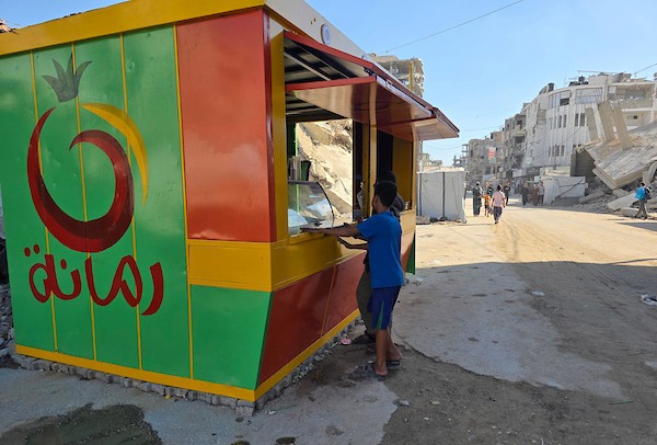 عمال فلسطينيون يواصلون العمل داخل مصنع للعصائر والآيس كريم في خان يونس، جنوب قطاع غزة، بعد استئناف الإنتاج بإمكانات محدودة(تصوير: طارق محمد)