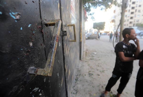 تجمّع فلسطينيون في موقع غارة جوية إسرائيلية استهدفت مجموعة من الأشخاص في شارع الثورة بمدينة غزة، في 3 سبتمبر/أيلول 2026. (صورة: بلال أسامة)