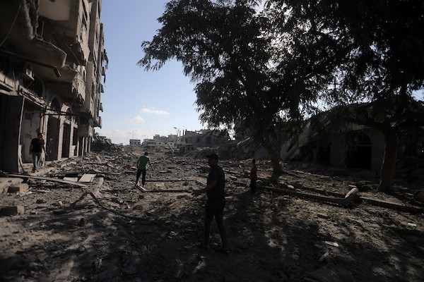 فلسطينيون يتفقدون الأضرار التي لحقت بمجمع الصخرة شرق مدينة غزة، قطاع غزة، في 6 سبتمبر/أيلول 2026، إثر غارة جوية إسرائيلية استهدفت المبنى. (صورة: بلال أسامة)