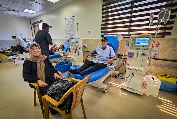 يتلقى مرضى الكلى الفلسطينيون جلسات غسيل الكلى في مجمع ناصر الطبي بخان يونس، جنوب قطاع غزة، في 24 سبتمبر/أيلول 2026. (صورة: طارق محمد)