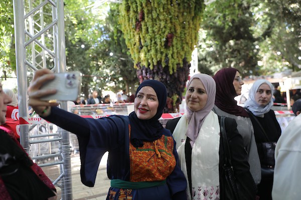 مزارعون وسكان فلسطينيون يشاركون في مهرجان «أيام العنب الخليلي» في البلدة القديمة بمدينة الخليل، في 26 سبتمبر/أيلول 2026. تصوير: مأمون وزوز.