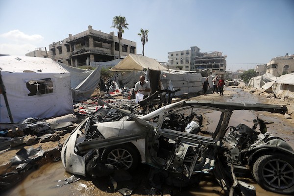 يتفقد فلسطينيون موقع غارات جوية وإطلاق نار إسرائيلي غرب مدينة غزة في الأول من سبتمبر/أيلول 2026. (صورة: بلال أسامة)