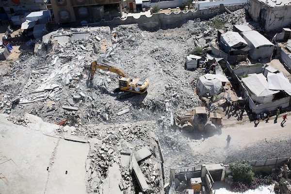 فرق الدفاع المدني الفلسطيني تواصل، لليوم الثاني، البحث بين أنقاض مبنى سكني منهار في منطقة الصناعة غرب مدينة غزة، في 17 سبتمبر/أيلول 2026. (تصوير: محمد صالحة)