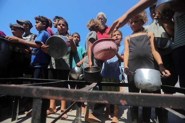 تجمع فلسطينيون نازحون لتلقي وجبات طعام من مطبخ خيري في غرب مدينة غزة، قطاع غزة، في 7 سبتمبر/أيلول 2026. (صورة: بلال أسامة)