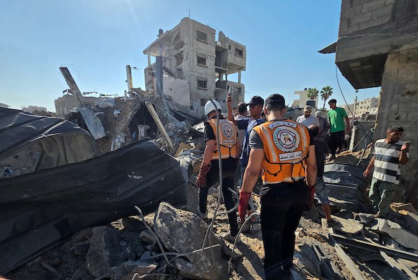 يتفقد فلسطينيون منزلاً دُمر في غارة جوية إسرائيلية استهدفت مخيم خان يونس، جنوب قطاع غزة، بينما يتصاعد الدخان من الموقع، في 9 سبتمبر/أيلول 2026. وأفادت مصادر طبية أن الغارة أسفرت عن إصابة شخصين. صورة: طارق محمد