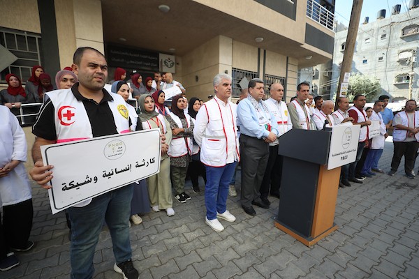 مشاركون من القطاع الصحي في شبكة المنظمات الأهلية الفلسطينية خلال مؤتمر صحفي أمام مجمع العودة الصحي والمجتمعي في مخيم النصيرات وسط قطاع غزة، في 20 سبتمبر/أيلول 2026 (صورة: حسن الجدي)