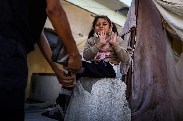 الطفلة ليان زكريا عسلية (7 أعوام) داخل خيمة على سطح مدرسة تؤوي نازحين في مدينة غزة، في 28 سبتمبر/أيلول 2026. (صورة: بلال أسامة)