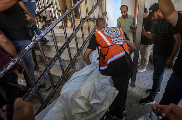 فلسطينيون يتجمعون في موقع غارة جوية إسرائيلية استهدفت مركبة مدنية في حي الشيخ رضوان بمدينة غزة، في 19 أيلول/ سبتمبر 2026. وأدى الاستهداف إلى سقوط شهيد وإصابة خرين. (تصوير: بلال أسامة)