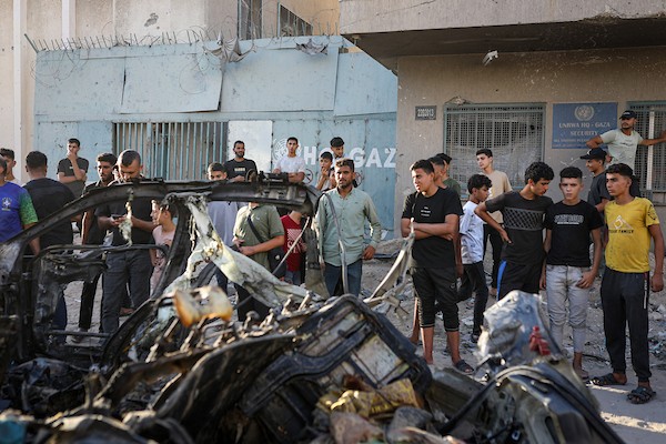 فلسطينيون يتجمعون في موقع استهداف طائرة مسيّرة إسرائيلية مركبة قرب مفترق الصناعة وسط مدينة غزة، في 27 سبتمبر/أيلول 2026. صورة: بلال أسامة