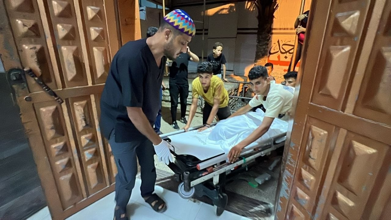شهيدان بينهم طفلة ومصابون في ثلاث غارات على خيام نازحين في مخيم الصمود غربي مدينة خان يونس جنوبي قطاع غزة. ....jpg