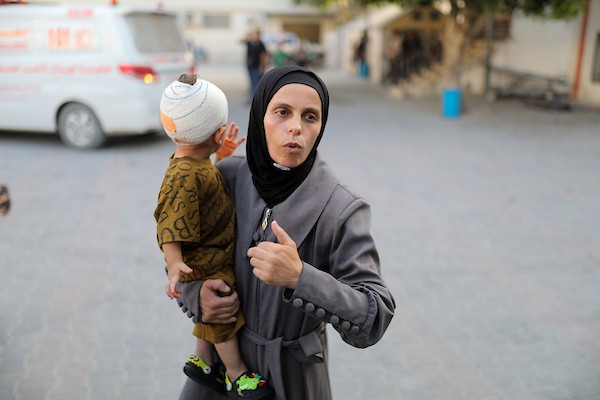 فلسطينيون ينقلون جثامين شخصين، أحدهما طفل، وعدداً من الجرحى إلى مجمع الشفاء الطبي، عقب غارة جوية إسرائيلية استهدفت مركبة في مدينة غزة، قطاع غزة، في 6 سبتمبر/أيلول 2026. (صورة: بلال أسامة)