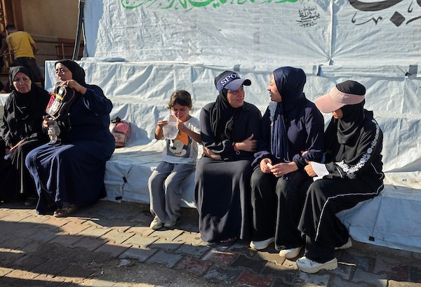 يحمل المشيعون جثمان أمل المغير، البالغة من العمر 8 سنوات، خلال موكب جنازتها من مجمع ناصر الطبي في خان يونس، جنوب قطاع غزة، في 16 سبتمبر/أيلول 2026. (صورة: طارق محمد)