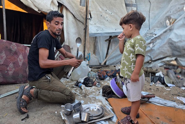 يتفقد فلسطينيون موقع غارة إسرائيلية استهدفت خيمة في منطقة المواسي بمحافظة خان يونس، جنوب قطاع غزة، في 16 سبتمبر/أيلول 2026. (صورة: طارق محمد)