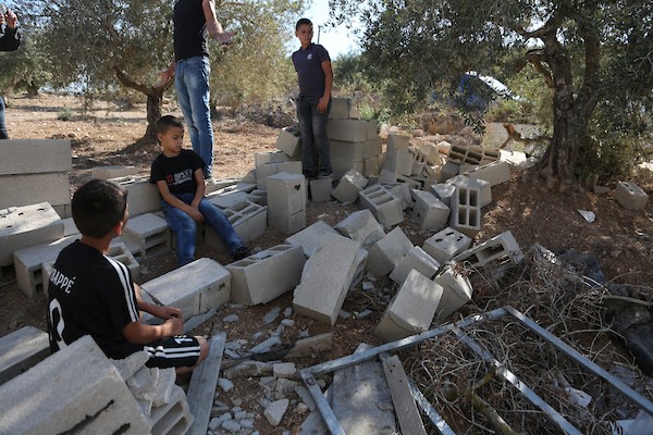 يتفقد فلسطينيون منزلهم المدمر وأشجار الزيتون المحيطة به في قرية بورين، قرب مدينة نابلس بالضفة الغربية، في 16 سبتمبر/أيلول 2026، بعد هجوم شنه مستوطنون. صورة: محمد ناصر