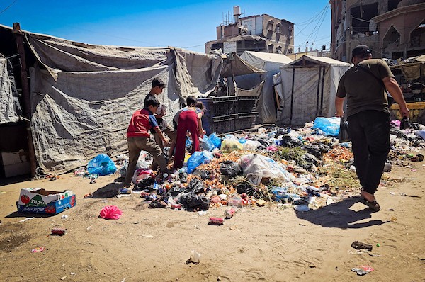 يعيش فلسطينيون نازحون داخل مركز إيواء في خان يونس، جنوب قطاع غزة، في 24 سبتمبر/أيلول 2026، وسط تدهور الأوضاع الصحية الناجمة عن تسرب مياه الصرف الصحي. (صورة: طارق محمد)